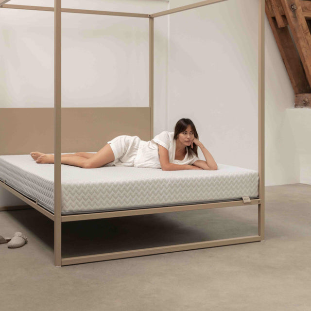 Model op circulair matras van Robuust Amsterdam