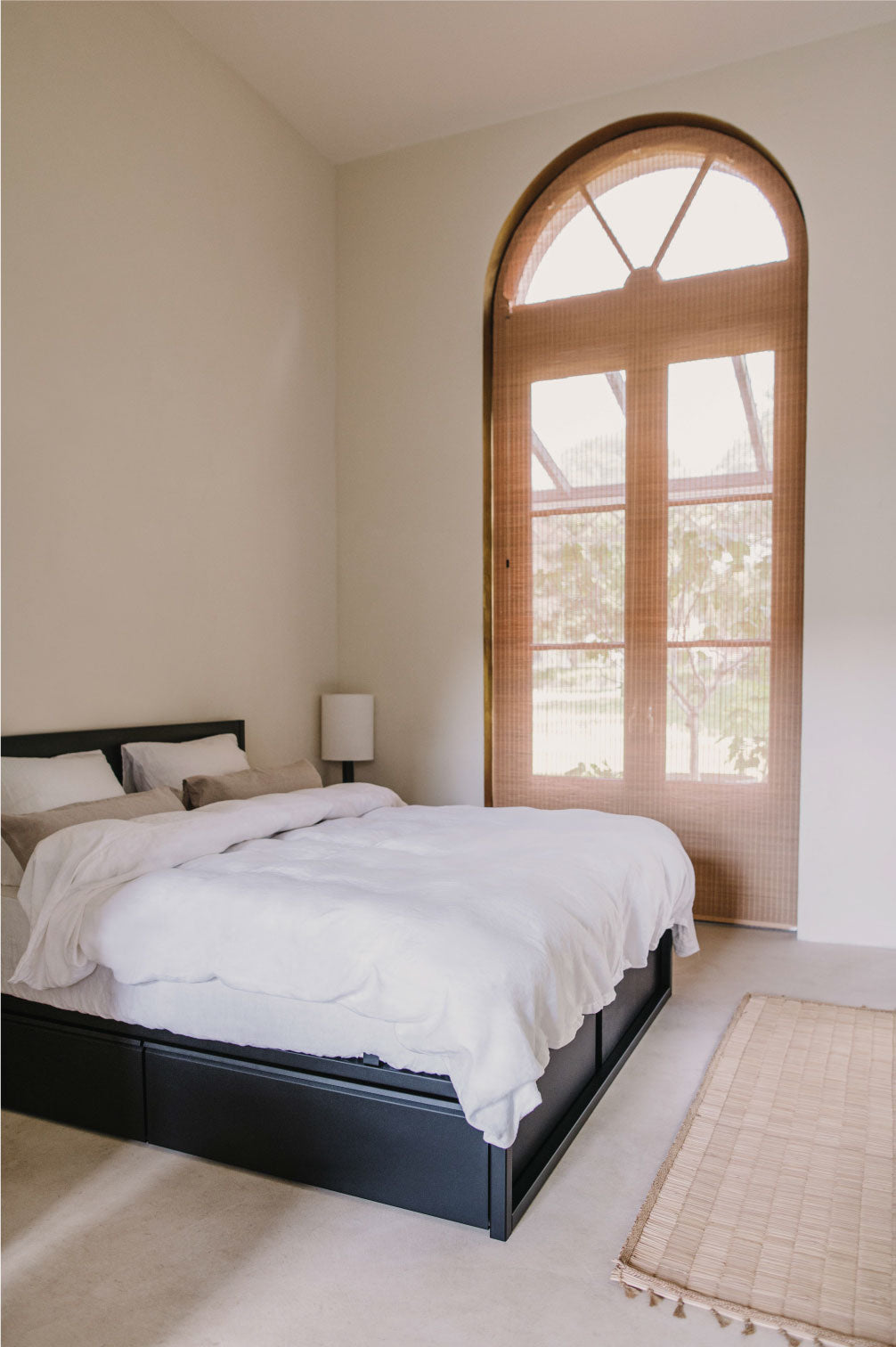Zijkant afbeelding zwart stalen bedframe met circulair matras in kamer met vloerkleed - Robuust Amsterdam