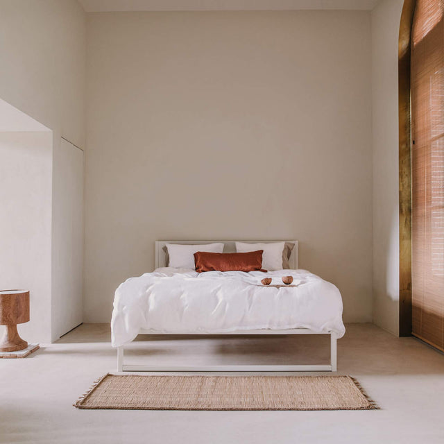 Wit bedframe 01 met hoofdbord en kleedje in ruimte - Robuust Amsterdam