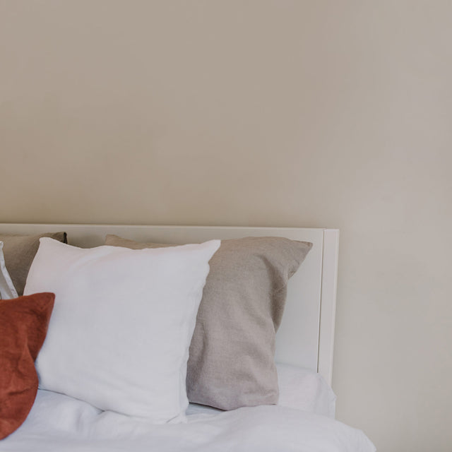 Afbeelding close-up sfeerbeeld styling stalen bed frame Bedframe °01 + board White / Wit Robuust Amsterdam