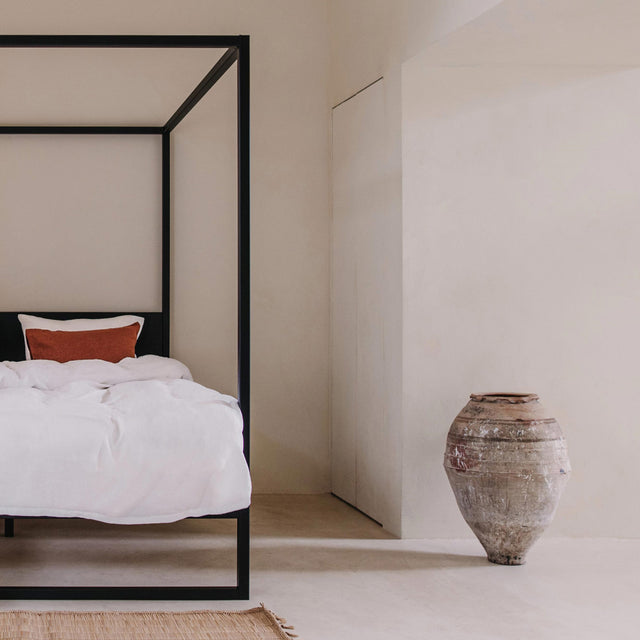 Bedframe hemelbed zwart met hoofdbord en vaas - Robuust Amsterdam