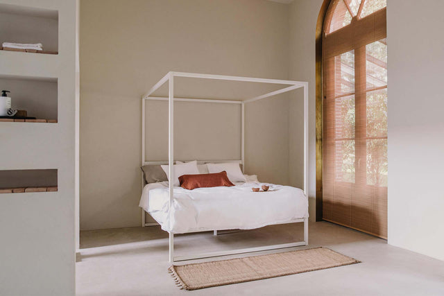 Wit bedframe hemelbed met vloerkleed en raam in ruimte - Robuust Amsterdam