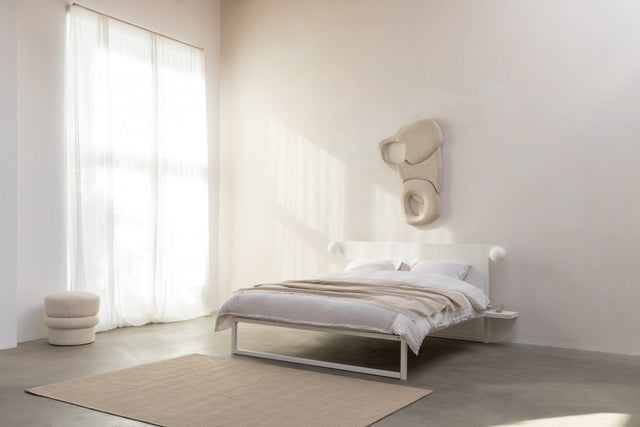 robuust amsterdam wit bed in ruimte met kunstwerk