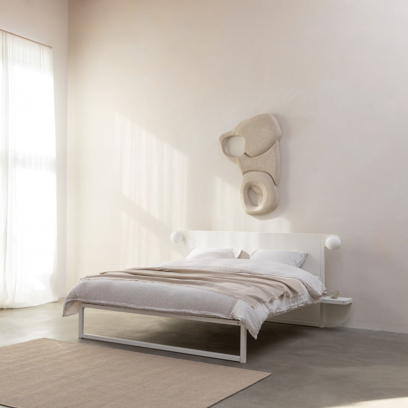 wit bedframe in ruimte met kunstwerk - robuust amsterdam
