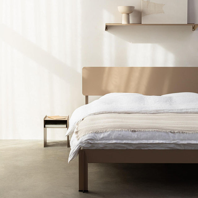 vooraangezicht van bed met nachtkastje en plank in clay - robuust amsterdam
