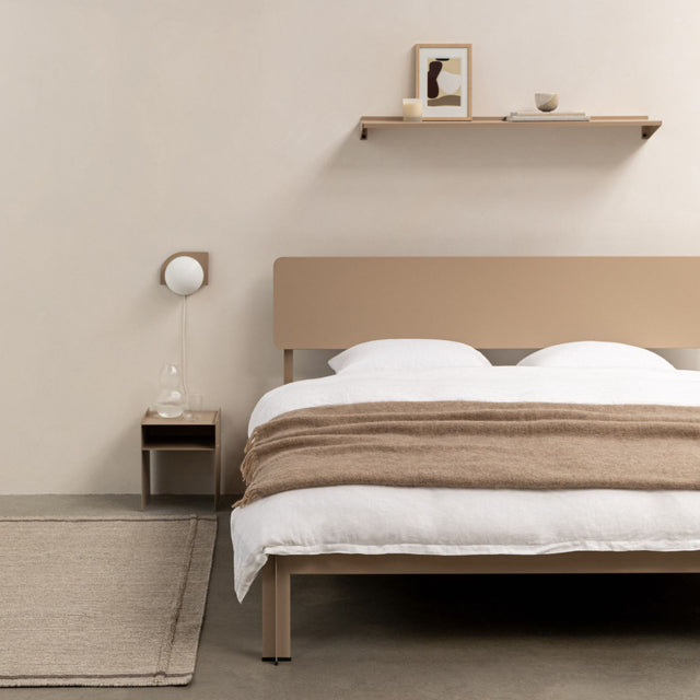 beige bedframe met nachtkastje en nachtlampje - robuust amsterdam