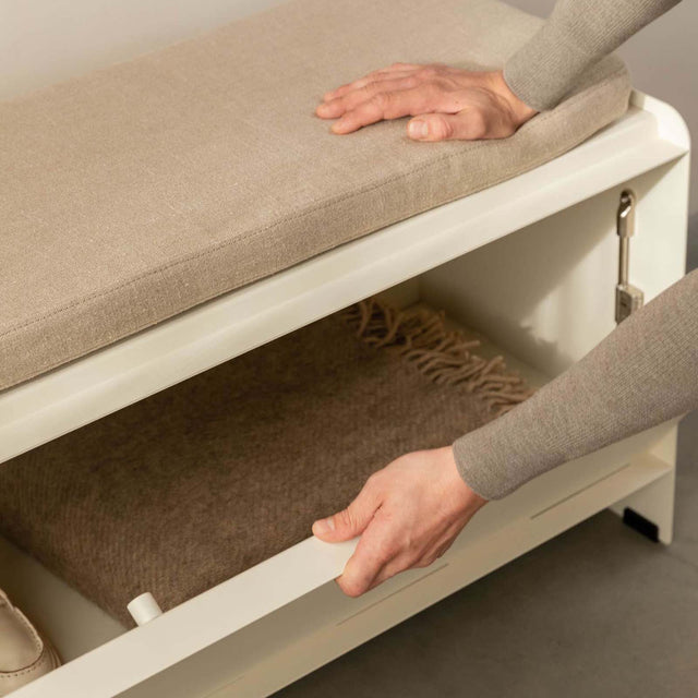 detail afbeelding met hand opendoen dressoir van robuust amsterdam