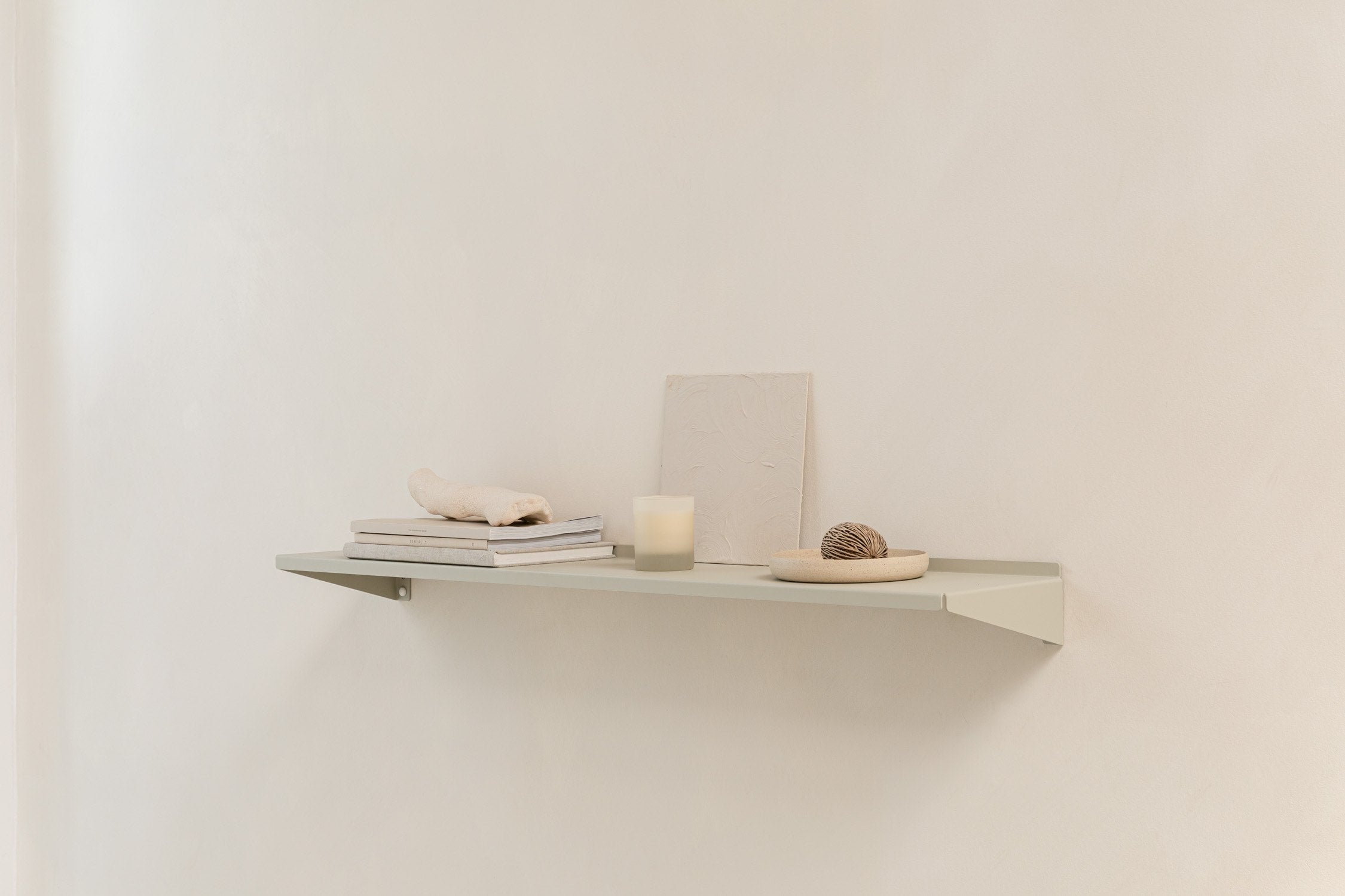 warm grey plank aan muur met boeken - robuust amsterdam