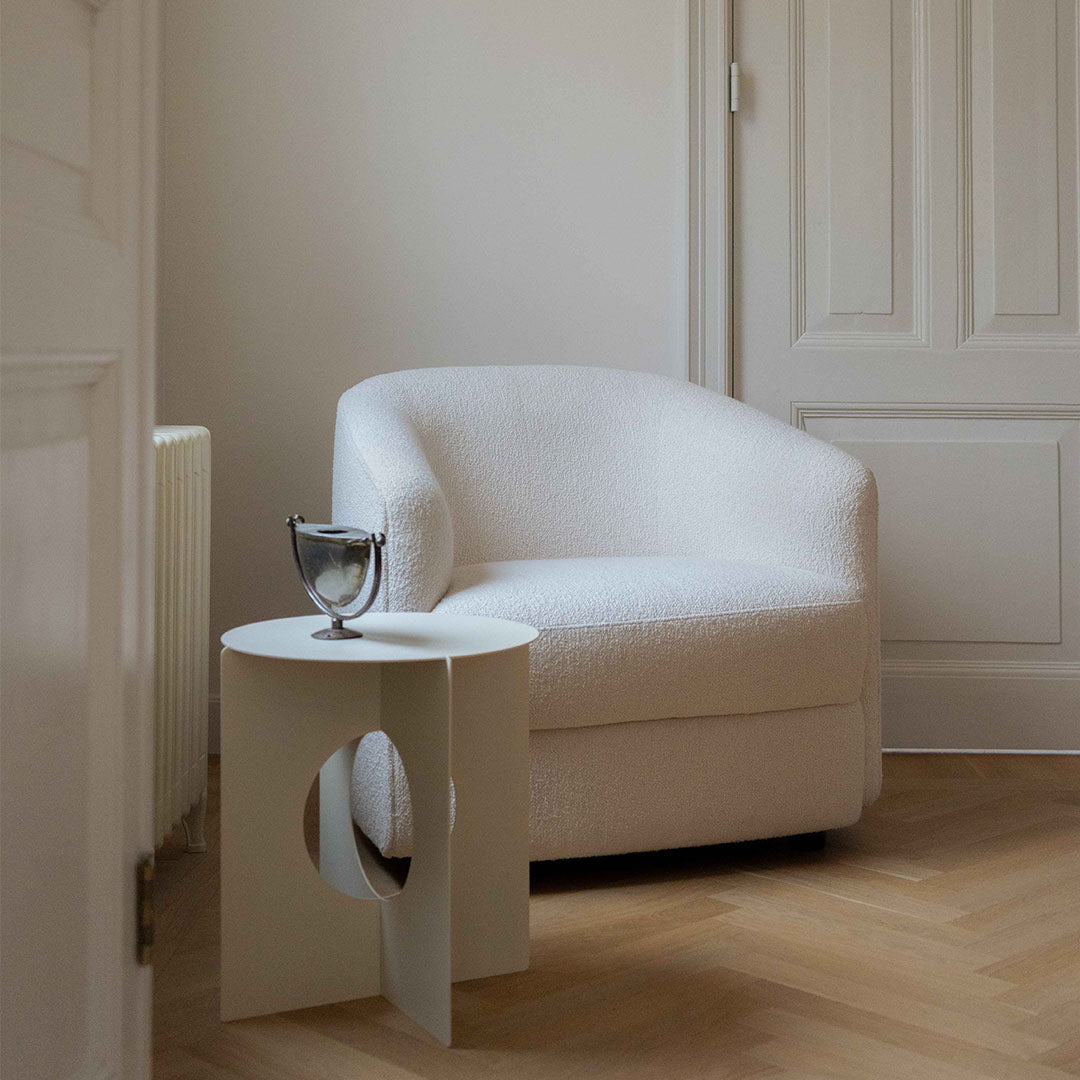 Duurzaam interieur witte bijzettafel van Robuustamsterdam in een woonkamer