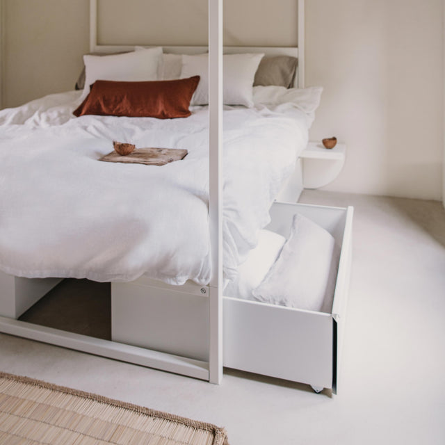 Witte lades bij wit bedframe hemelbed van Robuust Amsterdam