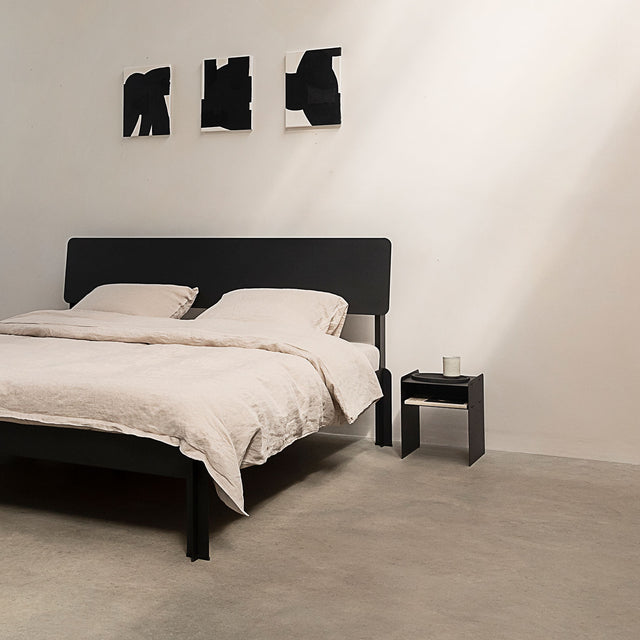 zwart bed met zwart nachtkastje - robuust amsterdam
