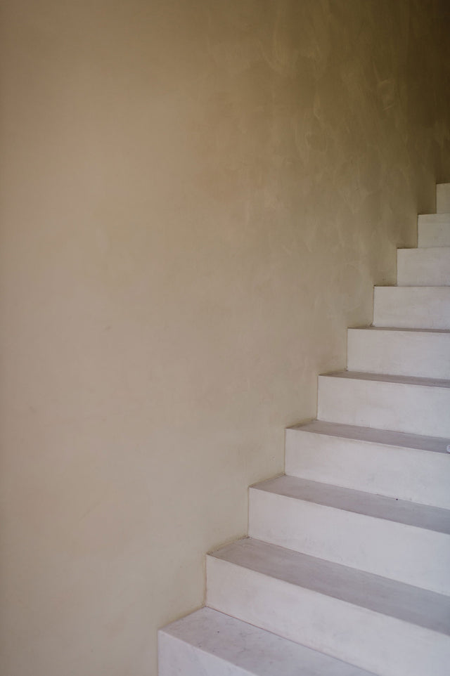 De kleur Mallorca van de Holiday home paint van Robuust Amsterdam in ruimte met trap