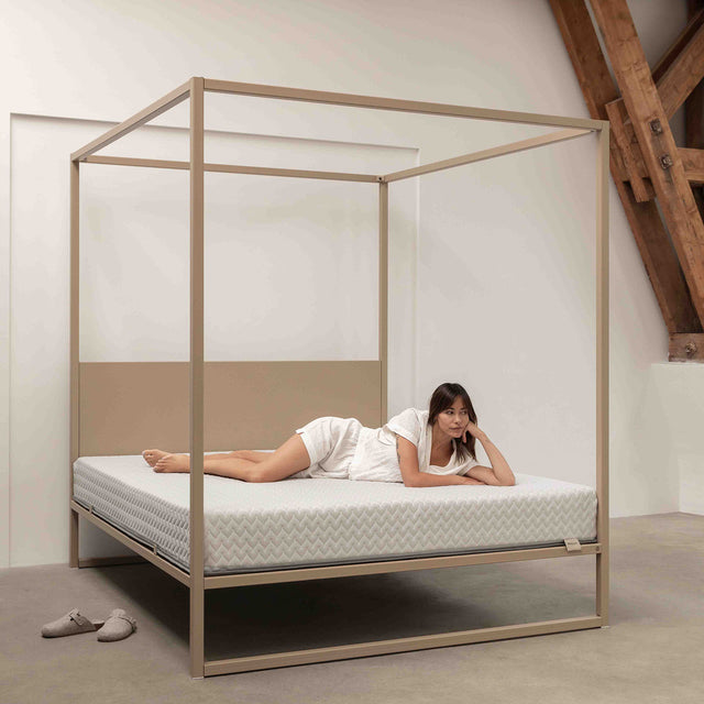 Foto model op hemelbed met duurzaam matras - Robuust Amsterdam