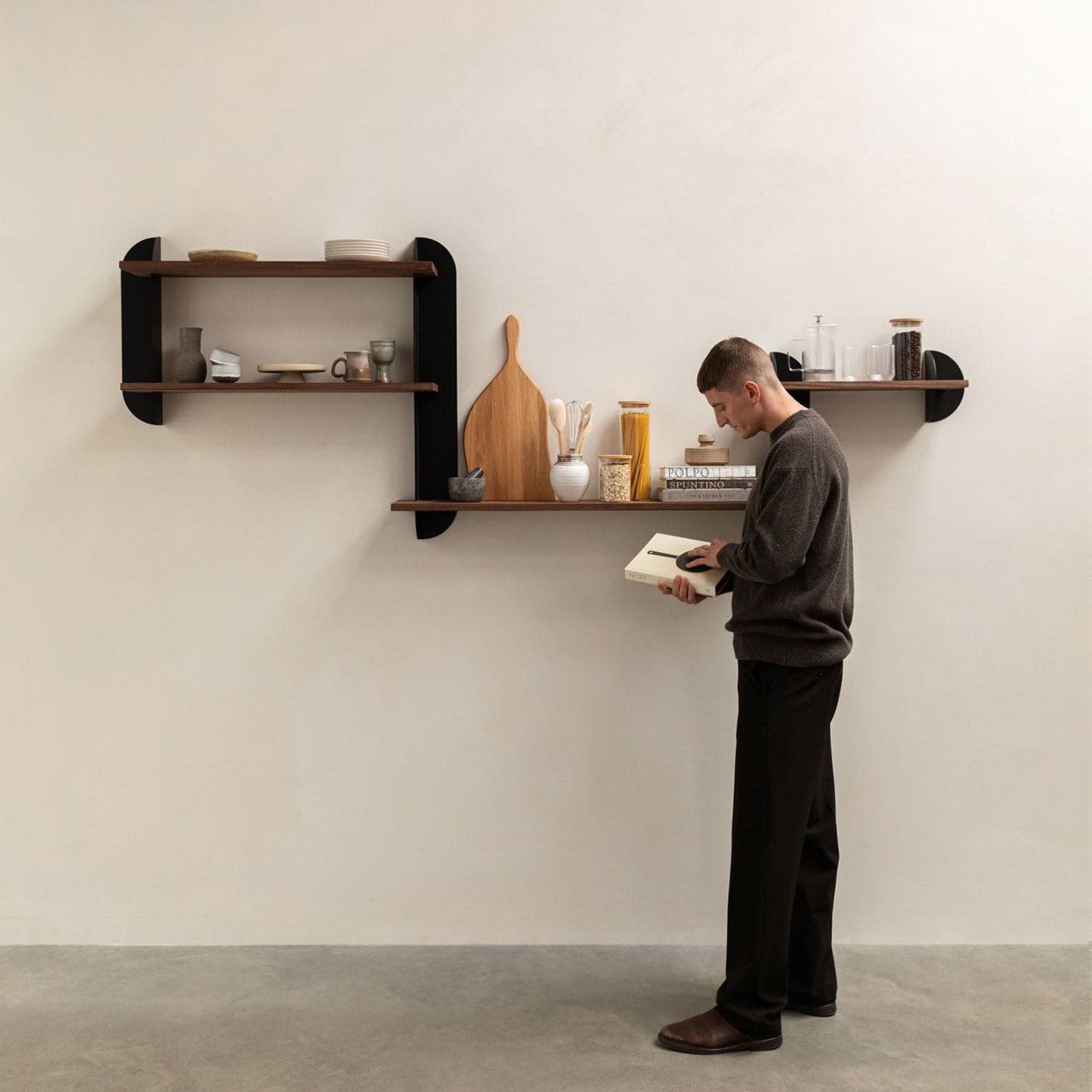 afbeelding wandplanken type 3 zwart staal en donker houten afwerking - robuust amsterdam