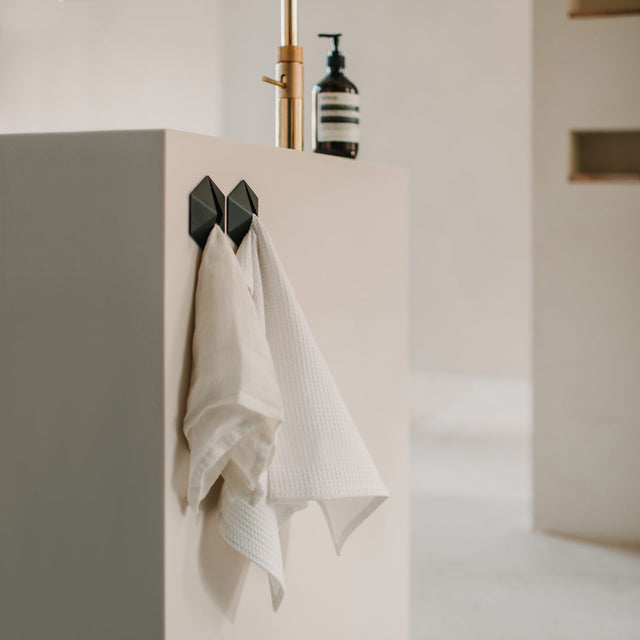 Afbeelding sfeerbeeld paar Towel Diamond °01 in Zwart / Black bij Studio AnoukB