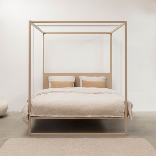 afbeelding beige bedframe in slaapkamer - robuust amsterdam