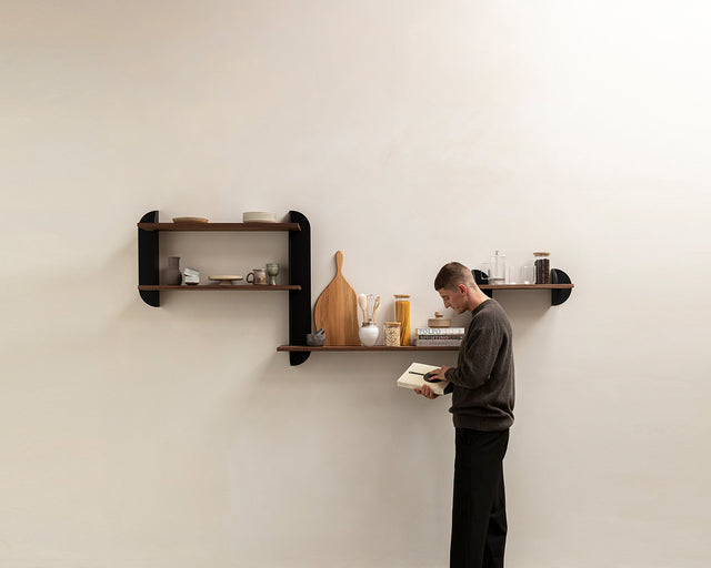 afbeelding wandplanken met keukengerei met model - robuust amsterdam
