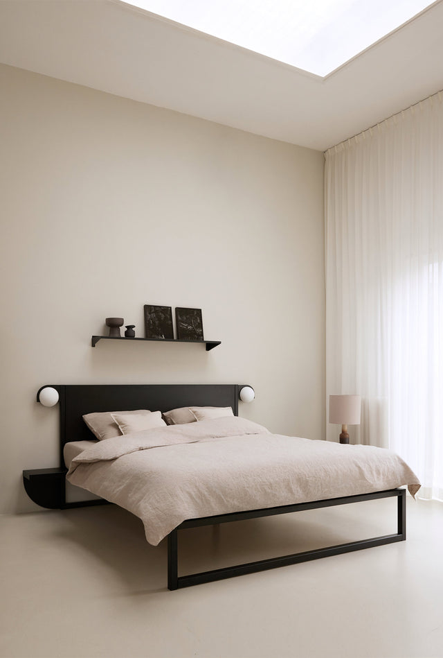 staande afbeelding van zwart metalen design bedframe 01 van robuust amsterdam