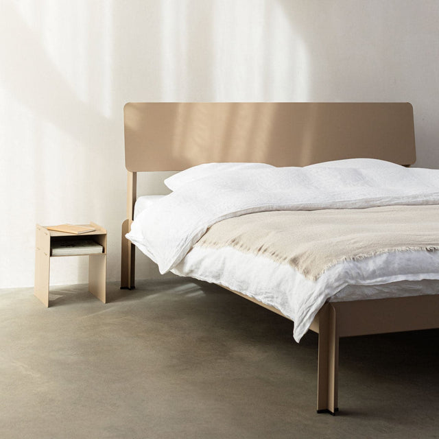 design bedframe 03 clay met nachtkastje en plank - robuust amsterdam