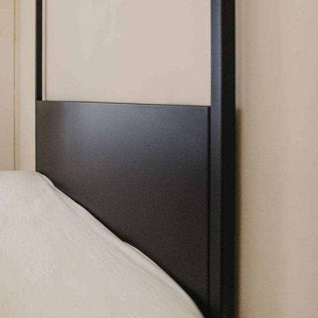 Afbeelding close-up stalen hoofdbord headboard Bedframe °01 / °02 + board Black / Zwart Robuust Amsterdam