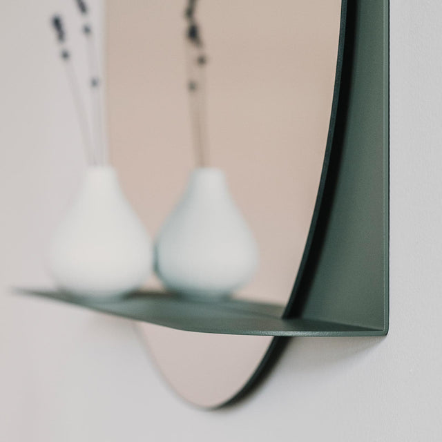 Afbeelding detail aluminium wandspiegel Mirror °01 in Sage Green / Saliegroen Robuust Amsterdam